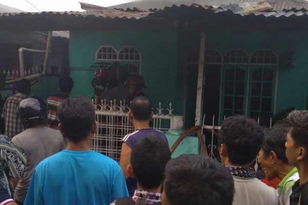 TERBAKAR: Warga melihat rumah yang terbakar di Jalan AR Hakim terbakar, Minggu (23/2).