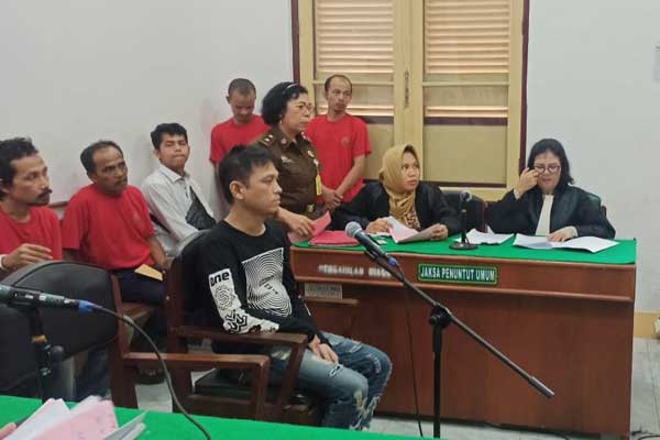 SIDANG: Rudy alias Ajun bin Ho Cum Lim, terdakwa napi pengendali ekstasi menjalani sidang tuntutan, Jumat (7/2).