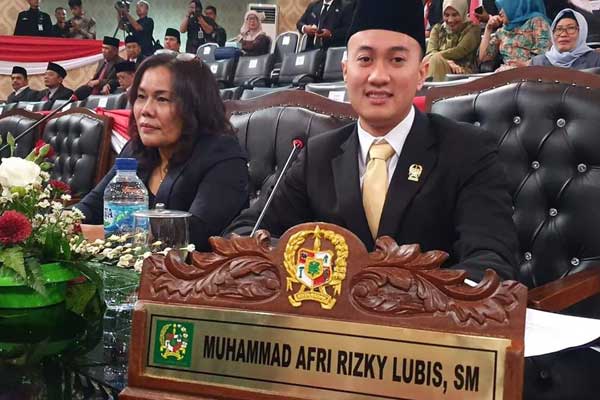RAPAT: Ketua Fraksi Partai Golkar DPRD Medan, Muhammad Afri Rizky Lubis, sebelum aktivitas rapat. markus/sumutpos