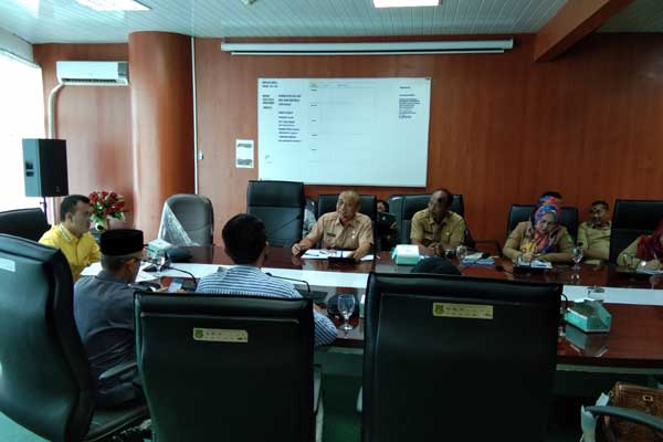 RAPAT: Komisi III saat menggekar Rapat Dengar Pendapat (RDP) dengan Dispar Kota Medan, Senin (10/2).