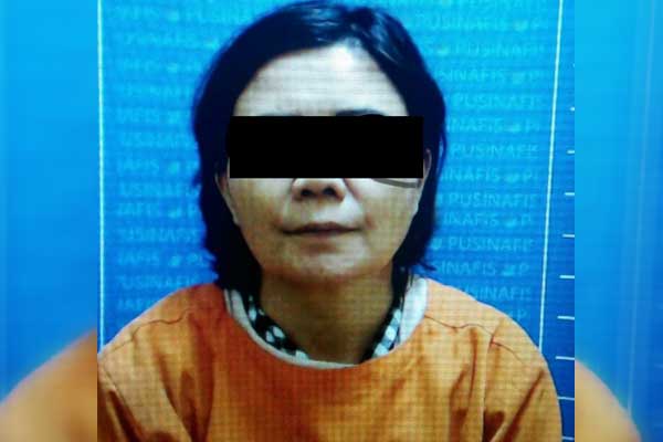 Rosmaida Manurung saat diamankan petugas Polda Sumut, Jumat (7/2).