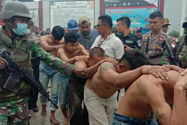 EVAKUASI: Warga binaan Rutan Klas IIB Kabanjahe digiring keluar Rutan untuk dievakuasi ke Polres Karo setelah terjadi kerusuhan yang mengakibatkan bangunan Rutan terbakar hingga 75 persen, Rabu (12/2). solideo/sumut pos