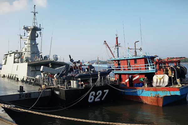 DITAHAN: Kapal penangkap ikan asal Malyasia dengan nomor lambung KIA KHF 1960 ditahan di Dermaga Lantamal I di Belawan,Rabu (19/2).