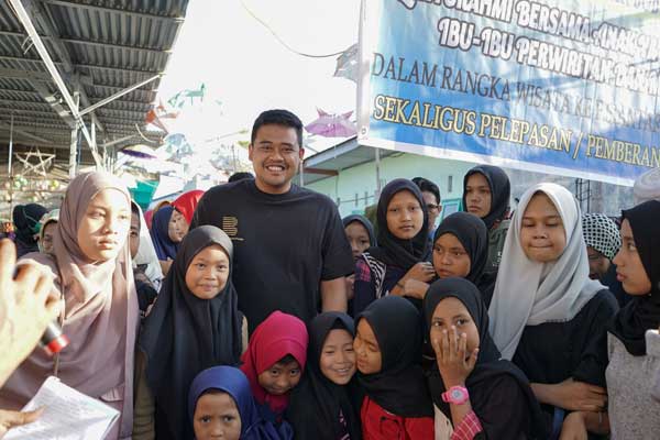 AKTIVITAS: Bakal Calon Wali Kota Medan memulai aktivitas Minggu (16/2) pagi dengan dua agenda. Pertama, kegiatan peduli anak yatim dan kedua senam berkah bersama warga Medan.