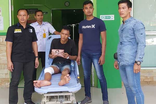 DIRAWAT: Wima Nutria alias Si Botak usai menjalani perawatan di RSUD Sultan Sulaiman.