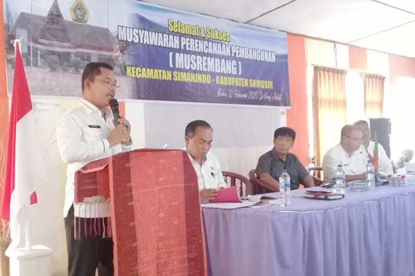 ARAHAN: Setdakab Samosir, Drs Jabiat Sagala,MM mewakili Bupati Samosir sampaikan arahan dan visi Kabupaten Samosir di hadapan peserta Musrenbang di Kecamatan Simanindo. Sumut Pos/Edwin Simbolon