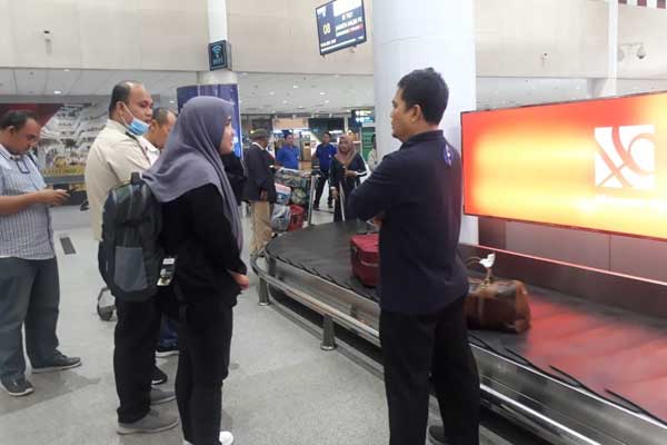 JEMPUT: Kadinkes Sumut, dr Alwi Mujahit Hasibuan, menjemput satu dari warga Sumut di Bandara Internasional Kualanamu usai menjalani karantina di Natuna, Sabtu (15/2) malam.