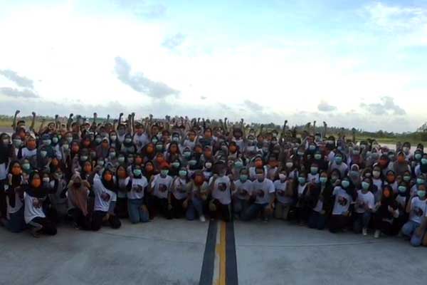 PULANG: WNI yang menjalani masa observasi di Natuna foto bersama sebelum dipulangkan ke kampung masing-masing.