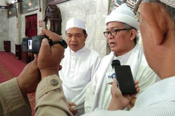 WAWANCARA: Pimpinan Jamaah Majelis Zikir Tazkira Sumatera Utara Buya Amiruddin MS memberi keterangan kepada wartawan di Masjid Agung Medan, Minggu (9/2).