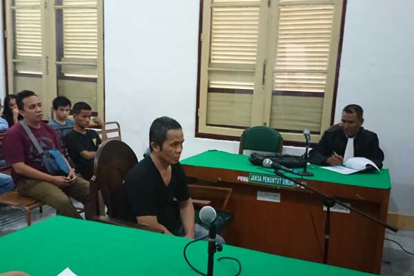 DITUNTUT: Bambang Susilo Hadi, terdakwa kurir sabu seberat 7,4 ons menjalani sidang tuntutan, Rabu (5/2).