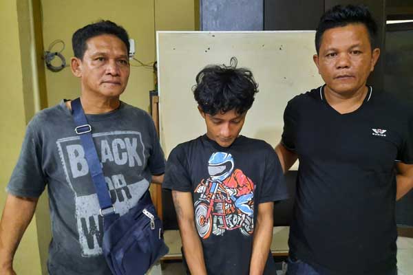 BELI: Dua petugas Polsek Deli tua hapit Fadli Syahputra tertangkap tangan beli sabu. gusman/SUMUT POS