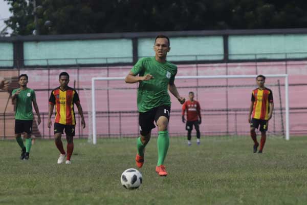 KUASAI BOLA: Striker PSMS Medan Rahmat Hidayat saat menggiring bola pada laga ujicoba kontra Gumarang FC di Stadion Teladan Medan, Senin (17/2).