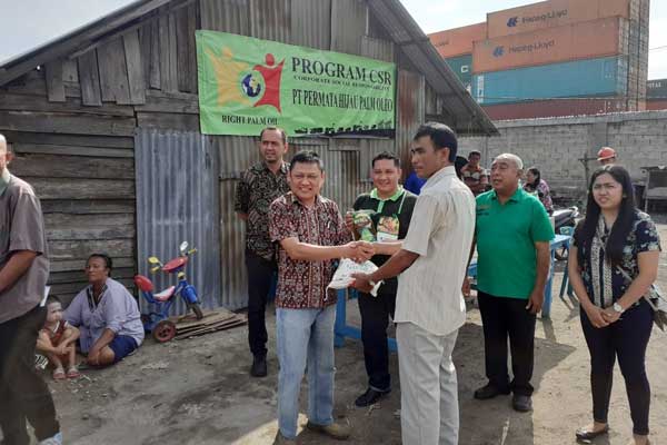 BANTUAN: Area Manajer PT PHPO Belawan, Andry Simamora menyerahkan bantuan sembako kepada warga Kelurahan Bagan Deli, Jumat (14/2). fachril/sumut pos