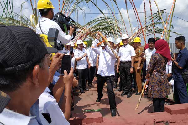 GILING PERDANA:Direktur Pemasaran Holding PTPN III, Dwi Sutoro melempar tebu manten sebagai tanda peresmian kembali beroperasi Pabrik Gula Sei Semayang. teddy/sumu tpos