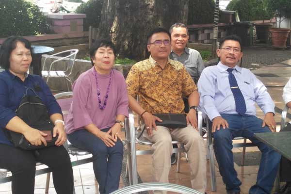 KEADILAN: Pdt Asaf T Marpaung (tengah) didampingi kuasa hukumnya, mencari keadilan, Selasa (25/2).