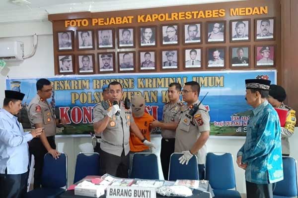 PAPARAN: Kapolrestabes Medan Kombes Pol Johnny Edizzon Isir memamarkan penahan terduga pelaku perobekan Alquran.