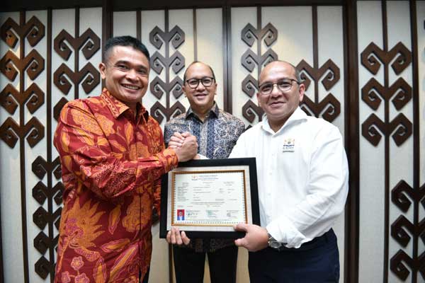 TERIMA: Dirut Pelindo 1 Dian Rachmawan menerima tanda keanggotaan dari Ketua Kadin Sumut Ivan Iskandar Batubara. fachril/sumut pos