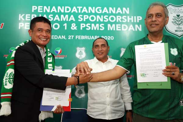 KERJA SAMA: Dirut PT Pelindo 1 Dian Rachmawan bersama Pembina PSMS Kodrat Shah dan Gubsu Edy Rahmayadi usai penandatanganan kerja sama sponsor. triadi wibowo/sumut pos