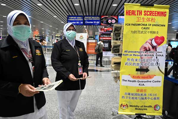 PENCEGAHAN: Petugas kesehatan Malaysia dikerahkan untuk kesiagaan penyebaran virus corona di Bandara Internasional Kuala Lumpur, beberapa hari lalu. Hingga kini Indonesia, khususnya Sumatera Utara masih aman dari penyebaran virus mematikan itu. Namun begitu, terus diperkuat upaya pencegahan.