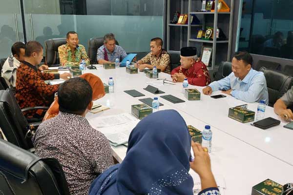 KUNKER: Kadis Kominfo memberikan penjelasan keberhasilan dalam pembuatan Perda dan Retribusi hingga pencapaian PAD melebihi target kepada kunjungan kerja Pemkab Aceh Tamiang. elyas/sumut pos