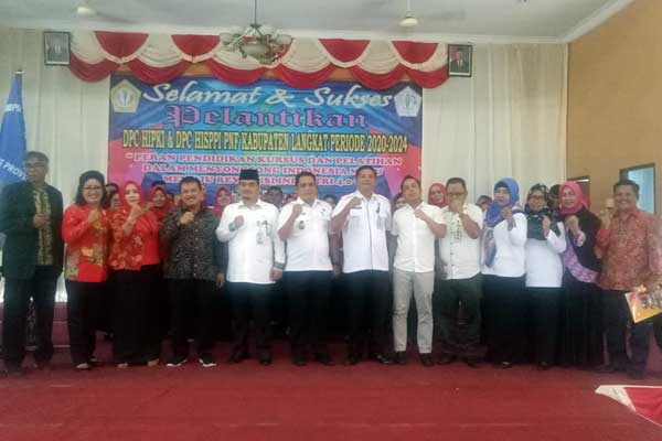 DIABADIKAN: Pengurus HIPKI dan HISPPI PNG Langkat diabadikan bersama Ketua DPP HIPKI Pusat, H Asep Syarifudin usai dilantik di di Gedung PKK Langkat, Stabat, Rabu (26/2). ILYAS EFFENDY/ SUMUT POS