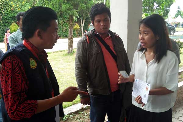 MENANGIS: Donna Magdalena Marbun menangis memohon kepada panitia CPNS dari BKN Regional VI Medan agar diizinkan ikut ujian SKD di Hotel Beristera Sitinjo Dairi, Sabtu (8/2).