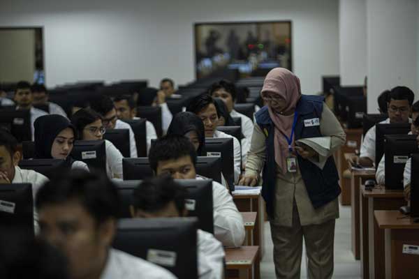 UJIAN: Peserta mengikuti Seleksi Kompetensi Dasar (SKD) berbasis Computer Assisted Test (CAT) untuk Calon Pegawai Negeri Sipil (CPNS) di Kantor Badan Kepegawaian Negara (BKN) Pusat, Jakarta.