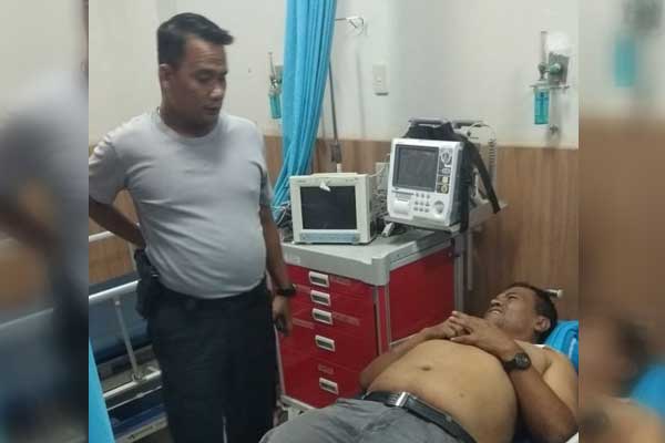 DIRAWAT: Kapolres Karo menjenguk Aiptu Basmi yang dibacok pengeadar sabu.