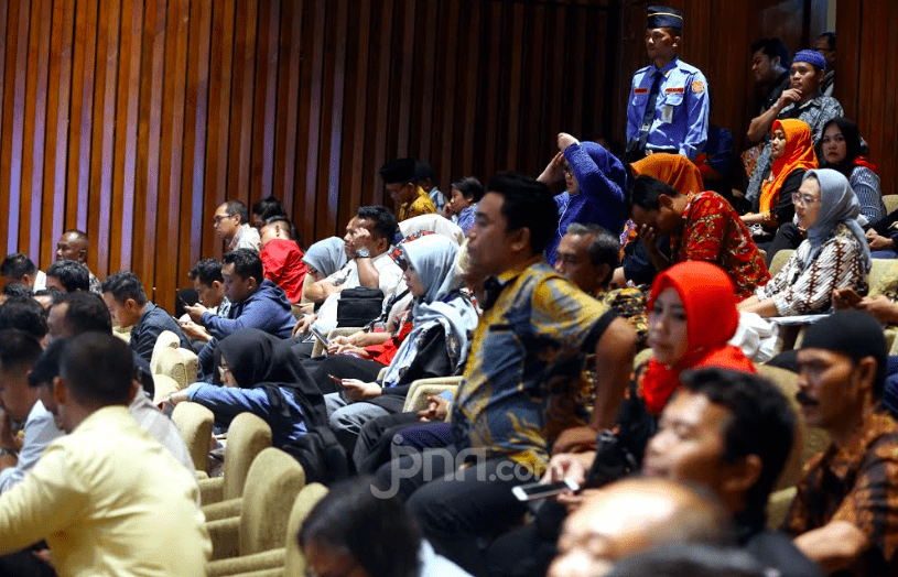 RAPAT: Perwakilan tenaga honorer K2 mengikuti-rapat kerja komisi II DPR dengan Menpanrb dan bkn.
istimewa