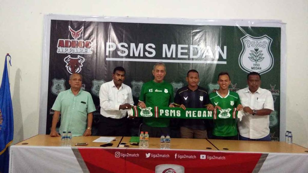 BERGABUNG: Manajemen PSMS Medan memperkenalkan dia pemain baru, Abdul Rohim dan Rahmat Hidayat di Kebun Bunga, Senin (3/2) sore. Ayam Kinantan kini telah memiliki 22 pemain. ist/SUMUT POS