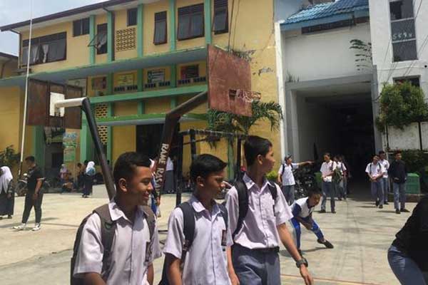 BERMAIN: Para pelajar SMAN 8 Medan tampak bermain. Di sekolah ini dua guru adu jotos sempat viral di media sosial. bagus/sumu tpos