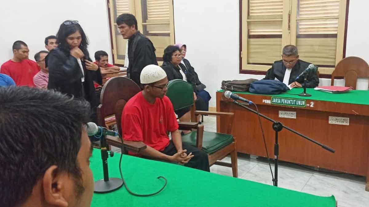 SIDANG: Fajar Mursalin, terdakwa kasus penyebaran berita bohong menjalani sidang dakwaan, Jumat (1/2). man/sumu tpos