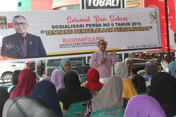 Sosialisasi: Anggota DPRD Medan, Rudiyanto Simangunsong saat sosialisasi Perda Persampahan. markus pasaribu/sumut pos