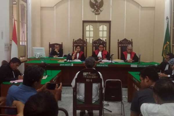 SIDANG: Tansri terdakwa pencemaran nama baik menjalani sidang lanjutan, Rabu (26/2).