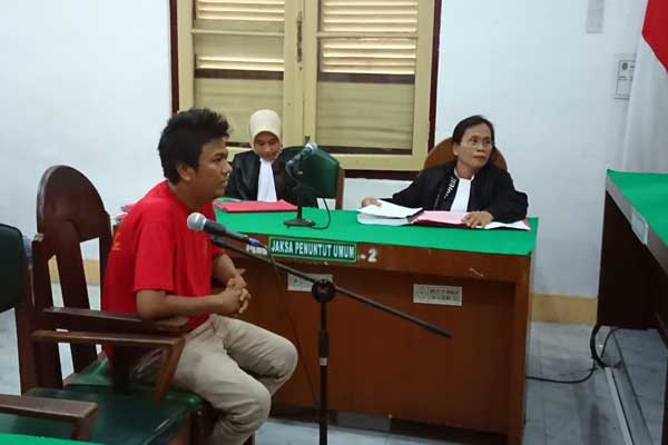 PENCURI: Edward Tarigan, terdakwa pencurian uang Rp1,7 miliar menjalani sidang dakwaan, Senin (17/2).