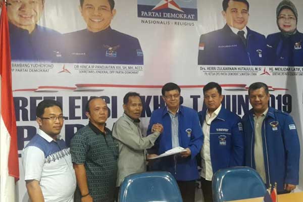 PENYERAHAN: Ketua DPC Partai Demokrat Tapsel, Samsudin Siregar SH MH didampingi Wakil Ketua Gunawan Siregar dan Tim Penjaringan, Hajrul Aswat Siregar saat menyerahkan berkas bacalon bupati/wakil bupati Tapsel kepada Ketua Tim Ketua Panitia Koordinasi dan Konsolidasi Pilkada 23 Kabupaten/Kota Se-Sumut, Ir Bangun Tampubolon