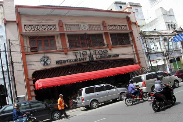 JALAN KESAWAN: Restaurant TIP TOP di Jalan Kesawan Medan, salah satu yang akan ditertibkan pada fungsi pedestrian gang beratap (arcade).