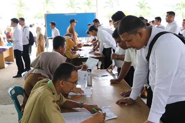 REGISTRASI: Peserta CPNS di Pemko Binjai melakukan registrasi sebelum mengikuti ujian SKD di GOR Binjai, Jumat (21/2). teddy/sumut pos