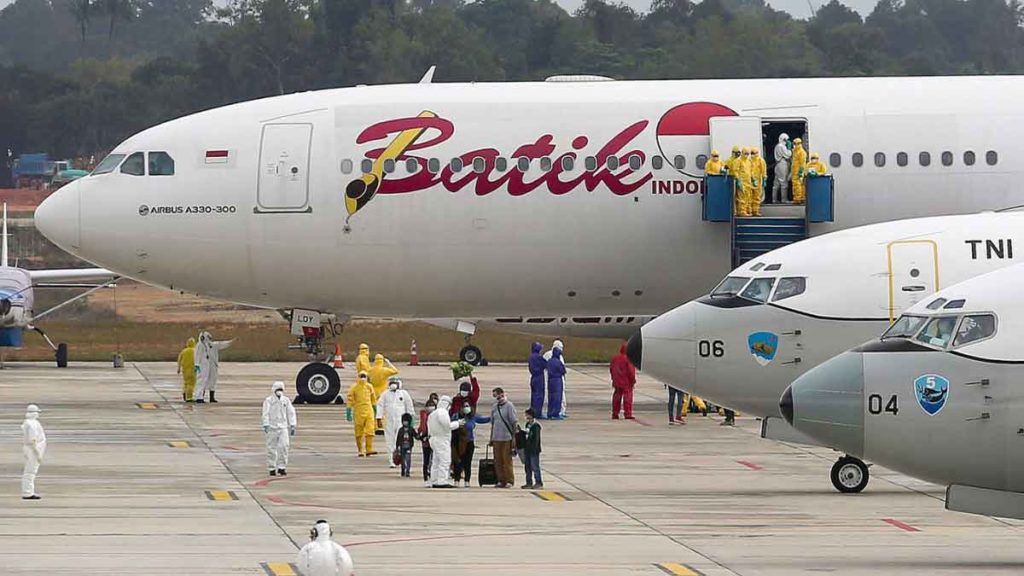 PULANG Warga Negara Indonesia (WNI) dari Wuhan, Provinsi Hubei, Tiongkok tiba di Bandara Hang Nadim, Batam, dengan menumpang pesawat Batik Air jenis Airbus A330 nomor penerbangan ID8619, Minggu (2/2). Mereka akan menjalani masa karantina selama 14 hari di Natuna.