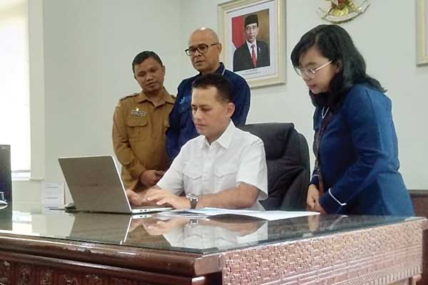 INPUT: Wagubsu Musa Rajekshah didampingi Ketua BPS Sumut, Syech Suhaimi dan Kadisdukcapil Sumut, Ismael P Sinaga melakukan penginputan sensus penduduk online di ruang kerjanya, Selasa (25/2) siang. PRAN HASIBUAN/SUMUT POS