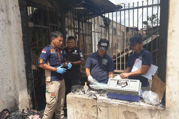 OLAH TKP: Tim Labfor melakukan olah TKP terbakarnya Rutan Kelas II B, Kabanjahe, beberapa hari lalu. solideo/sumut pos