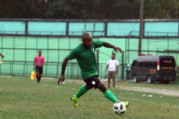 SIAP: Pemain PSMS Medan Yohanis Nabar saat memperkuat skuad Ayam Kinantan pada laga yang digelar di Stadion Teladan Medan, belum lama ini. Yohanis Nabar kini telah pulih dari cedera, dan kembali siap memperkuat PSMS Medan.