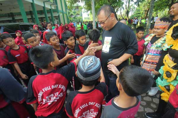 Plt Wali Kota Medan Ir H Akhyar Nasution MSi melakukan kunjungan ke Sekolah SD Siti Hajar Medan, Kamis (27/2).