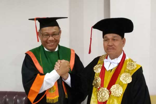 Prof DR Runtung Sitepu SH M Hum diabadikan bersama PLT Walikota Medan Ir H Akhyar Nasution MSi sesaat setelah diwisuda profesi Insinyur di Auditorium USU, Senin (24/2).