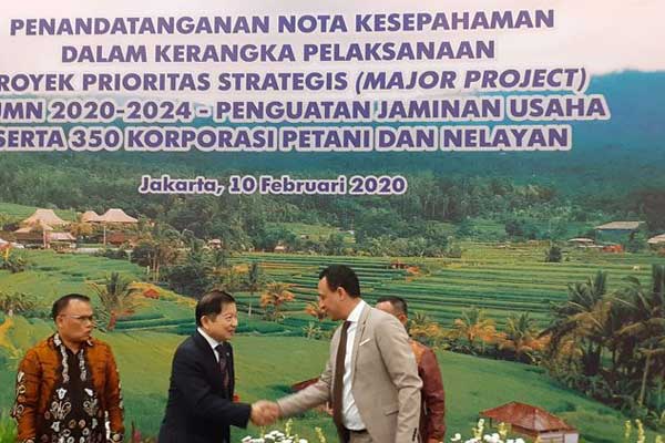 JABAT: Menteri Perencanaan Pembangunan Nasional (PPN)/BAPPENAS Suharso Monoarfa (kiri) jabat tangan dengan perwakilan dari Arab Saudi usai penandatanganan MoU di kantornya, Jakarta, Senin (10/2).