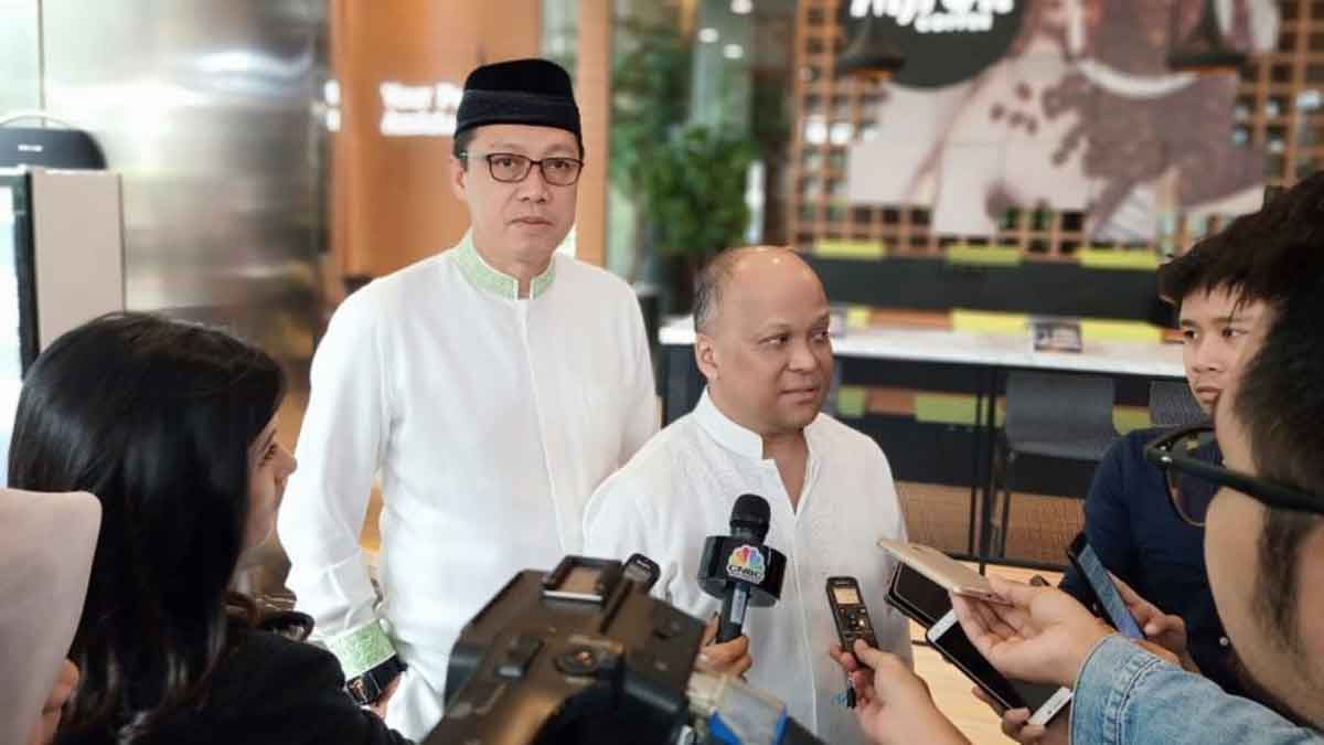 BERSAMA: Direktur Bank Muamalat Achmad Kusna Permana dan Komisaris Utama Bank Muamalat Ilham Habibie memberikan pernyataan usai Rapat Umum Pemegang Saham Luar Biasa (RUPSLB) di Muamalat Tower, Jakarta, belum lama ini.