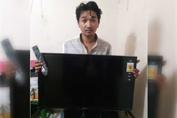 CURI: Ozi Chandra (26) mencuri televisi dirumah kos-kosan.