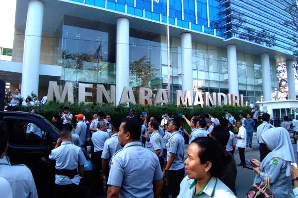 DEMO: Aksi demo karyawan PD Pasar Medan, menuntut pencairan gaji di depan Bank Mandiri, Rabu (26/2). Kemarin, gaji karyawan akhirnya dicairkan. Dan PD Pasar langsung menutup rekening di bank tersebut. prans/sumu tpos