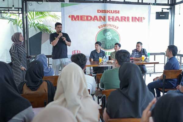 BINCANG: Komunitas Medan Berkah bincang-bincang menghadirkan Bobby Nasution (berdiri) dalam diskusi bertema Medan Hari Ini.