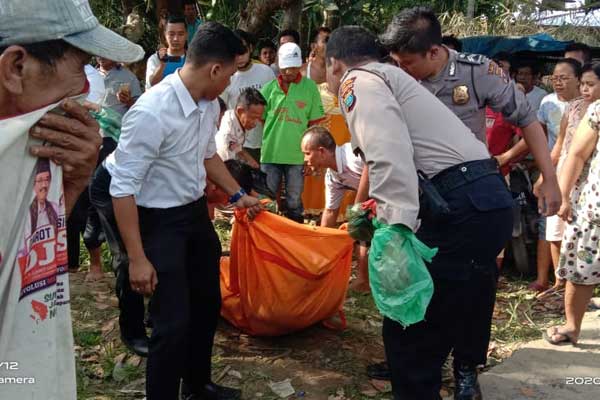 EVAKUASI: Tim Inafis Polres Tebingtinggi bersama anggota kepolisian Polsek Rambutan melakukan evakuasi jasad korban dari Sungai Sei Padang.